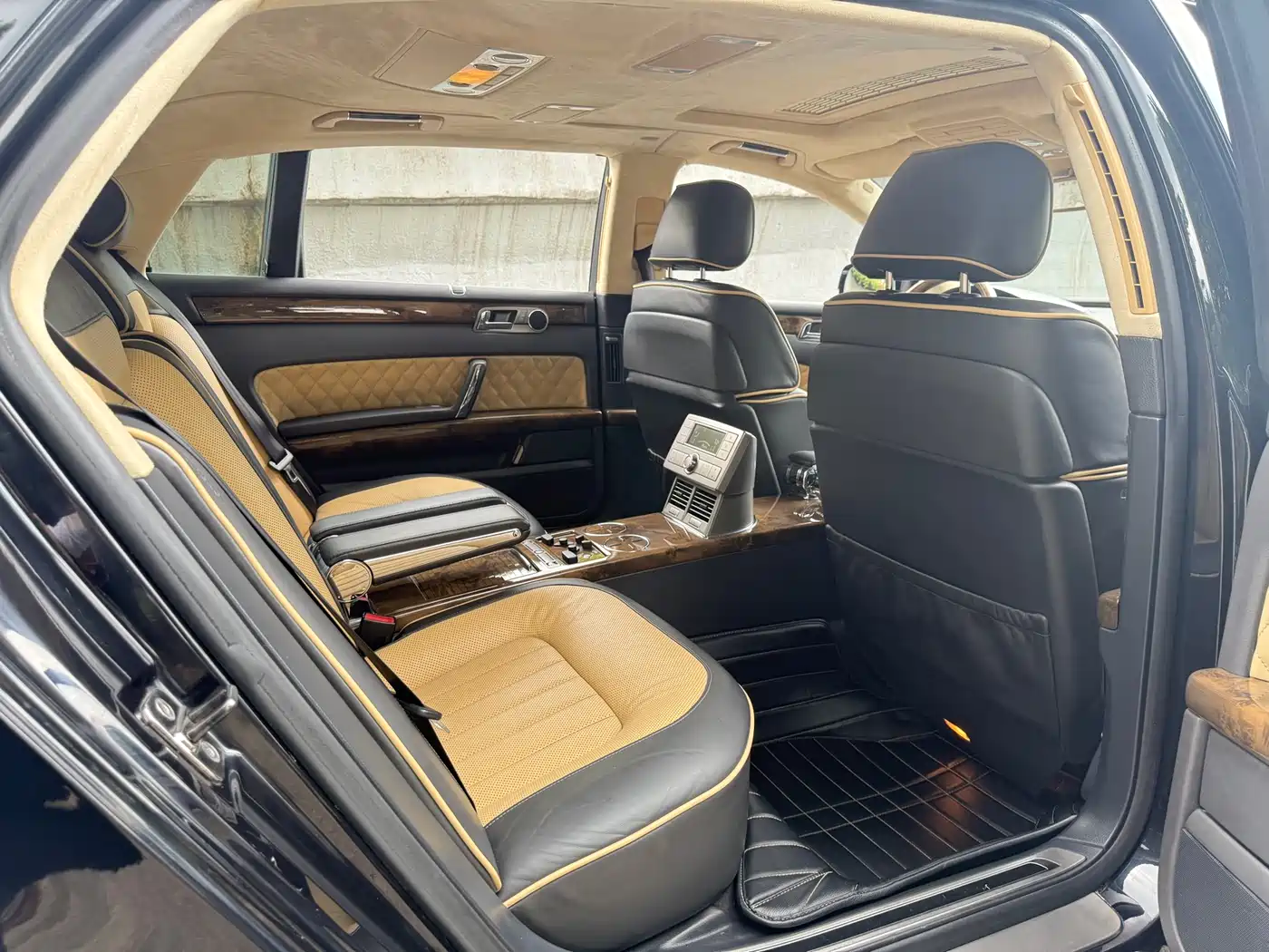 Volkswagen Phaeton 2011 3.6L V6 4-seat Long Wheelbase Individual фото 19