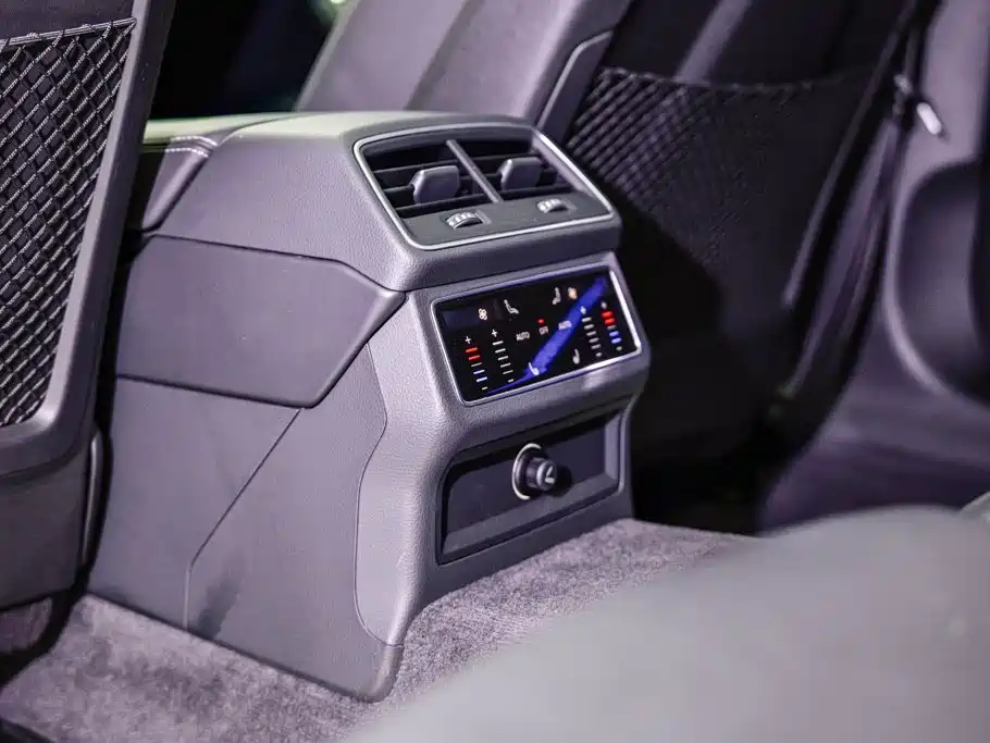 Фото 15 - Audi A6L