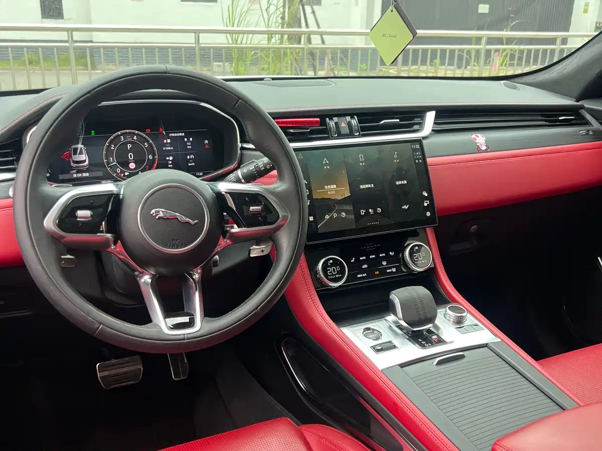 Фото 10 - Jaguar F-PACE