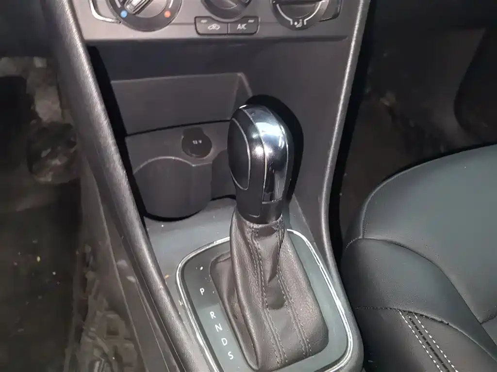 Volkswagen Polo 2016 1.4L Automatic Trend фото 14