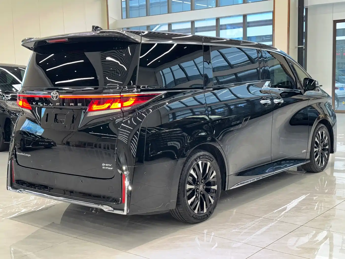 Фото 15 - Toyota Vellfire