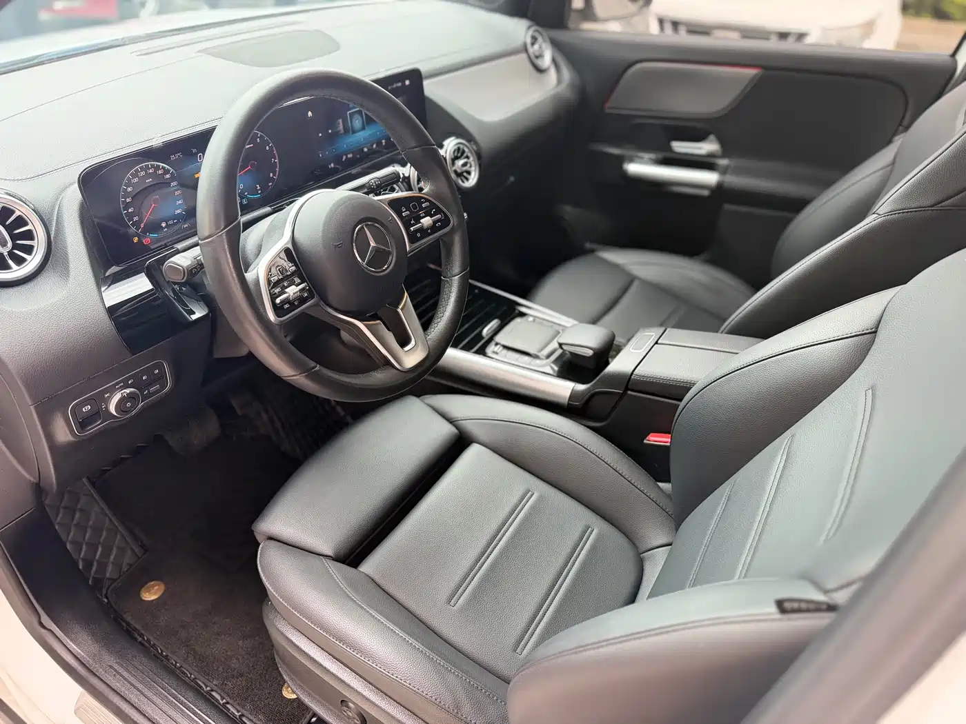 MERCEDES-BENZ GLA