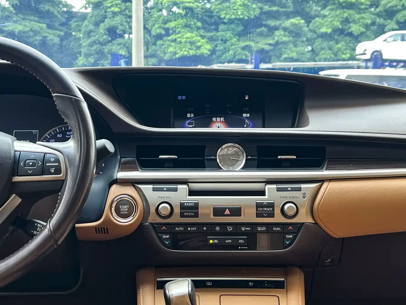 Photo 12 - Lexus ES