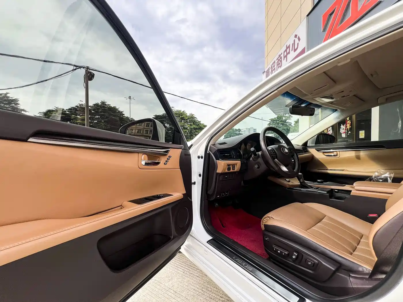 Photo 7 - Lexus ES