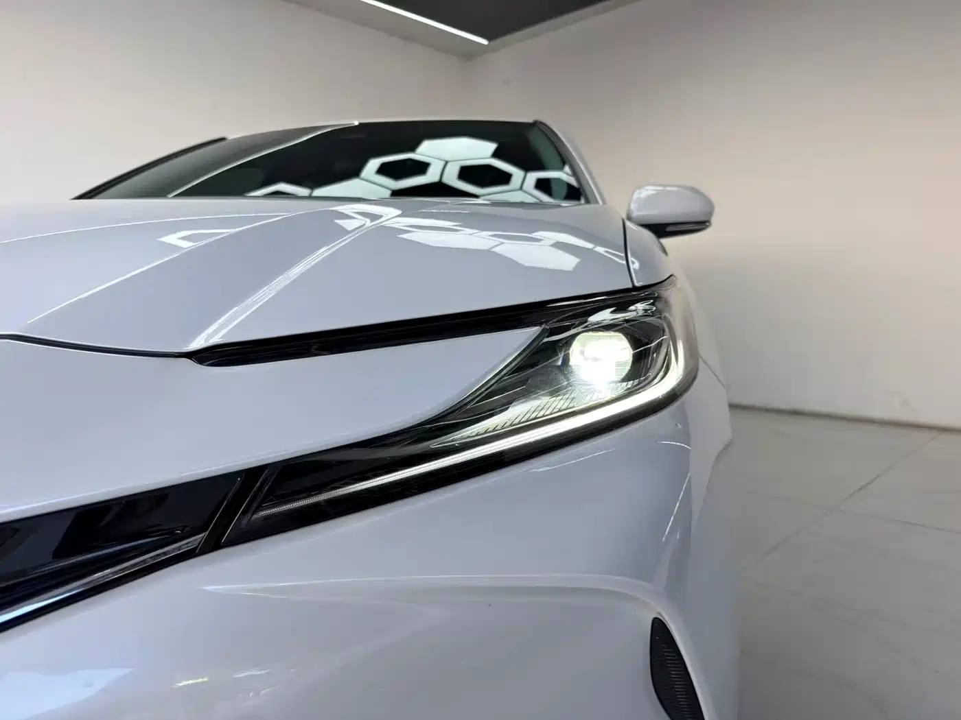 Toyota Camry 2024 Hybrid 2.0HGVP Luxury Edition фото 15