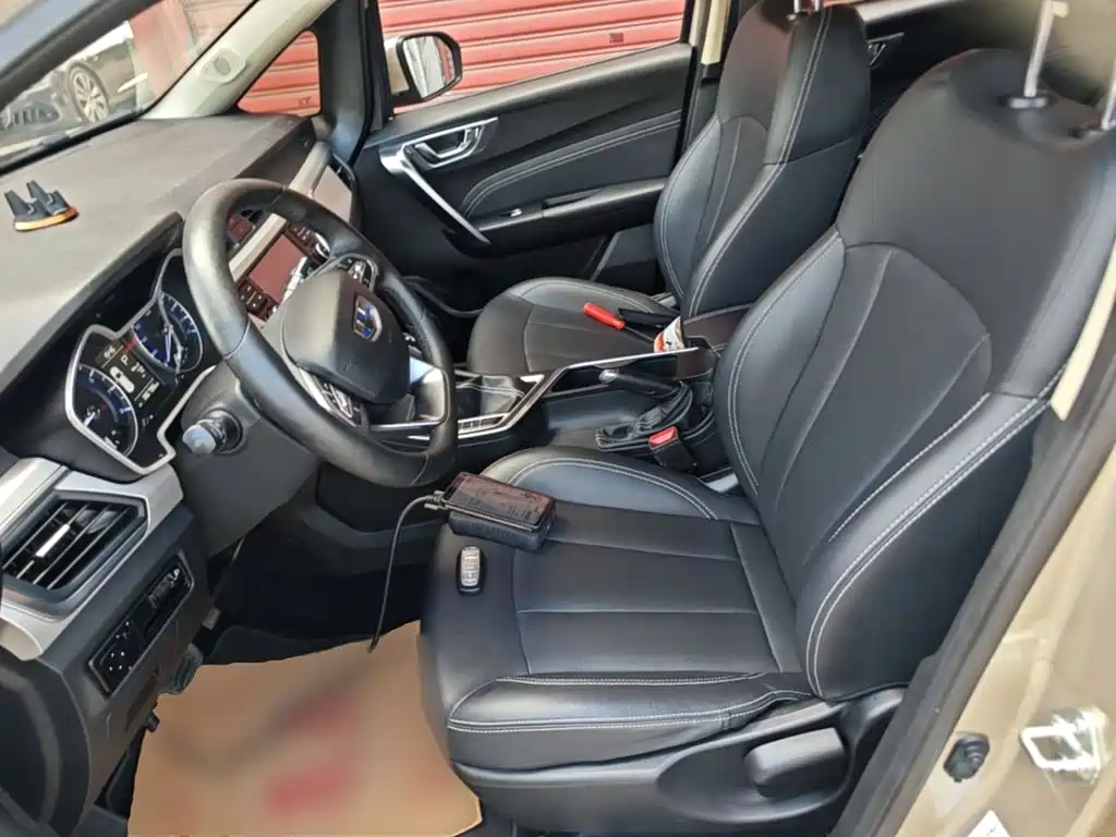 Фото 15 - Geely Vision X3