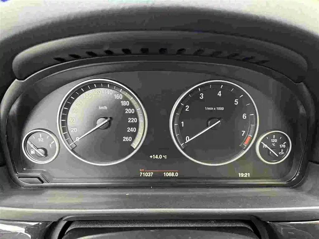 BMW 5 Series (Import) 2014 520i Classic фото 4