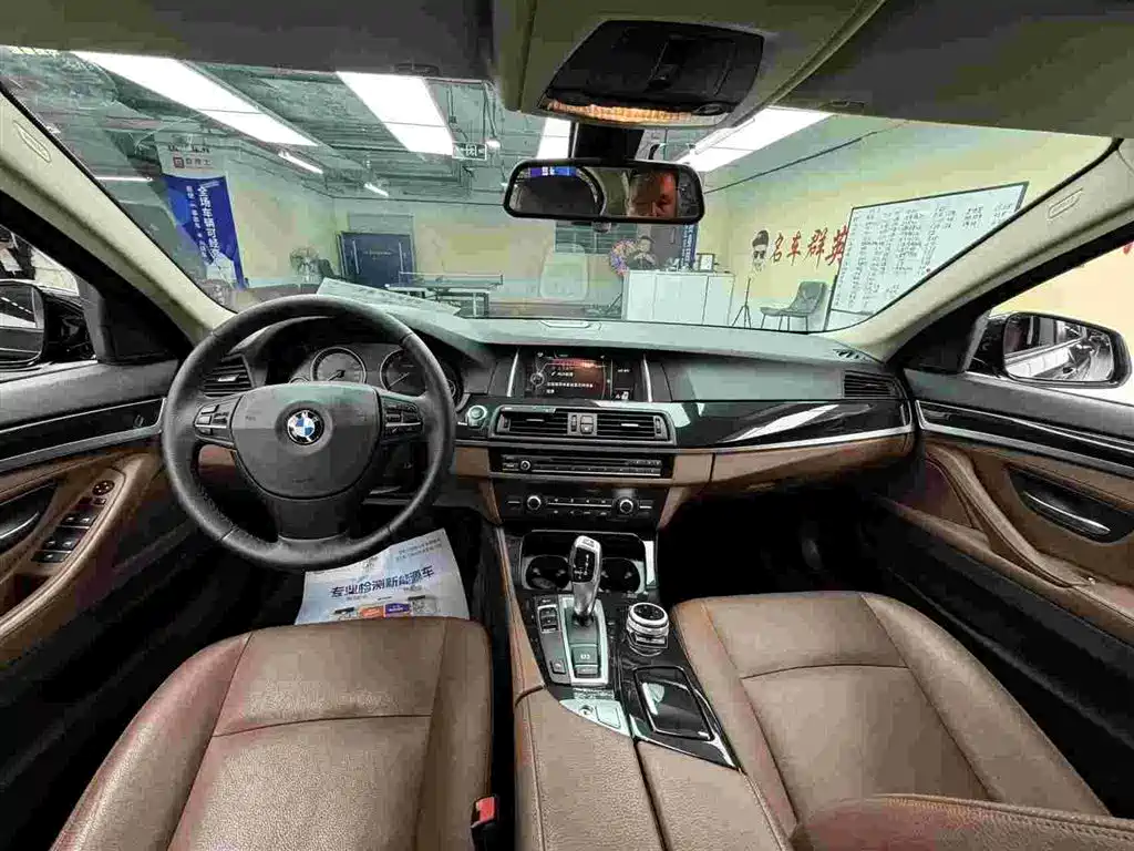 BMW 5 Series (Import) 2014 520i Classic фото 7