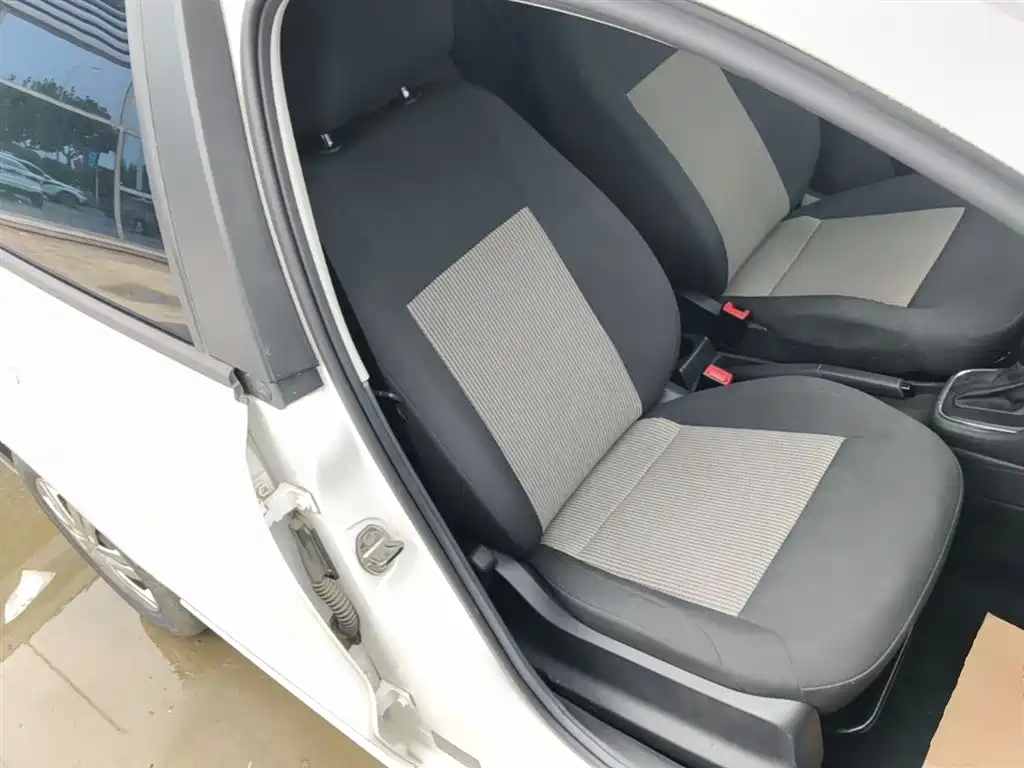 Volkswagen Polo 2016 1.4L Automatic Trend фото 25