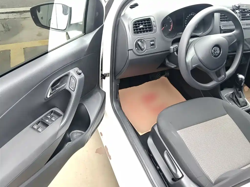 Volkswagen Polo 2016 1.4L Automatic Trend фото 16