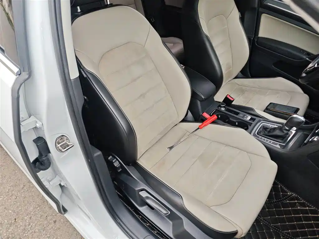 Volkswagen Golf 2017 230TSI Auto Luxury Millionth Anniversary Edition фото 25