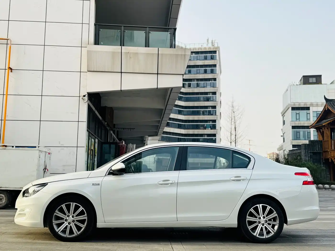 Peugeot 408 2015 Model 1.2T Automatic Luxury Edition фото 4