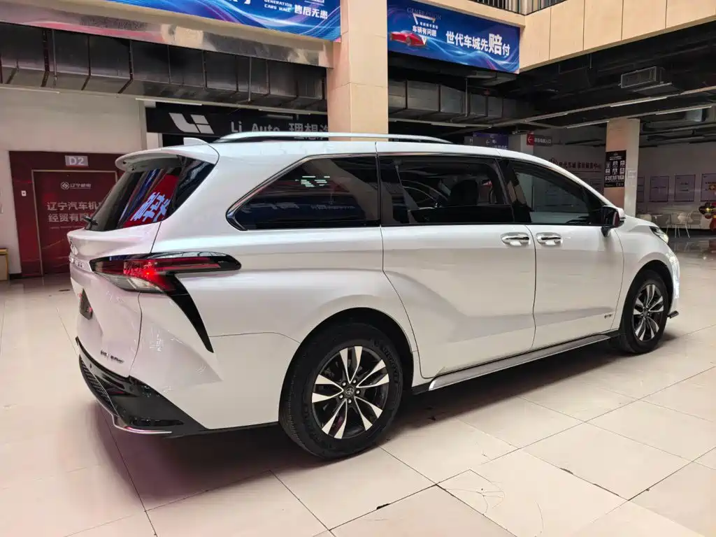 Фото 3 - Toyota Granvia