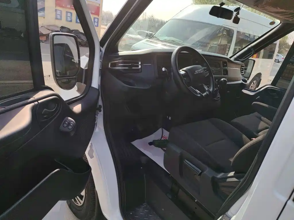 Jiangling JMC Fushun 2025 2025 Model 2.0T 6MT Diesel Medium Wheelbase Medium-High Roof Commercial MPV 7 Seats