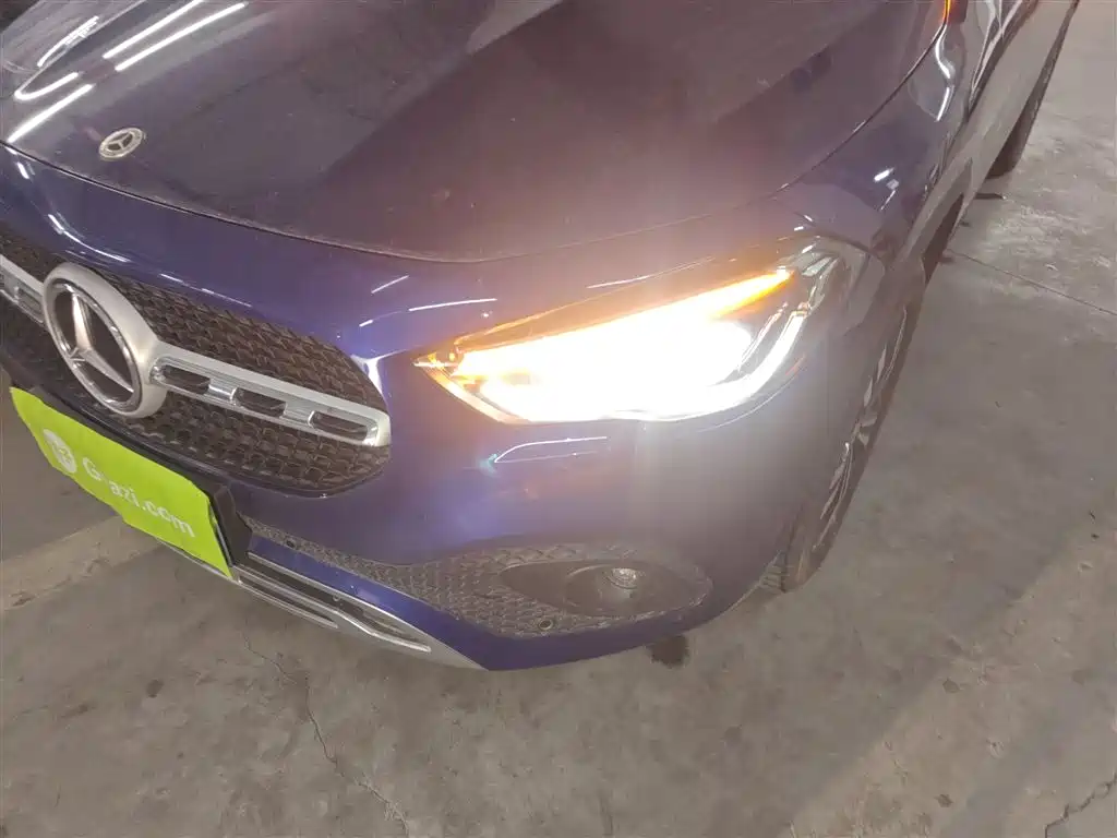 MERCEDES-BENZ GLA