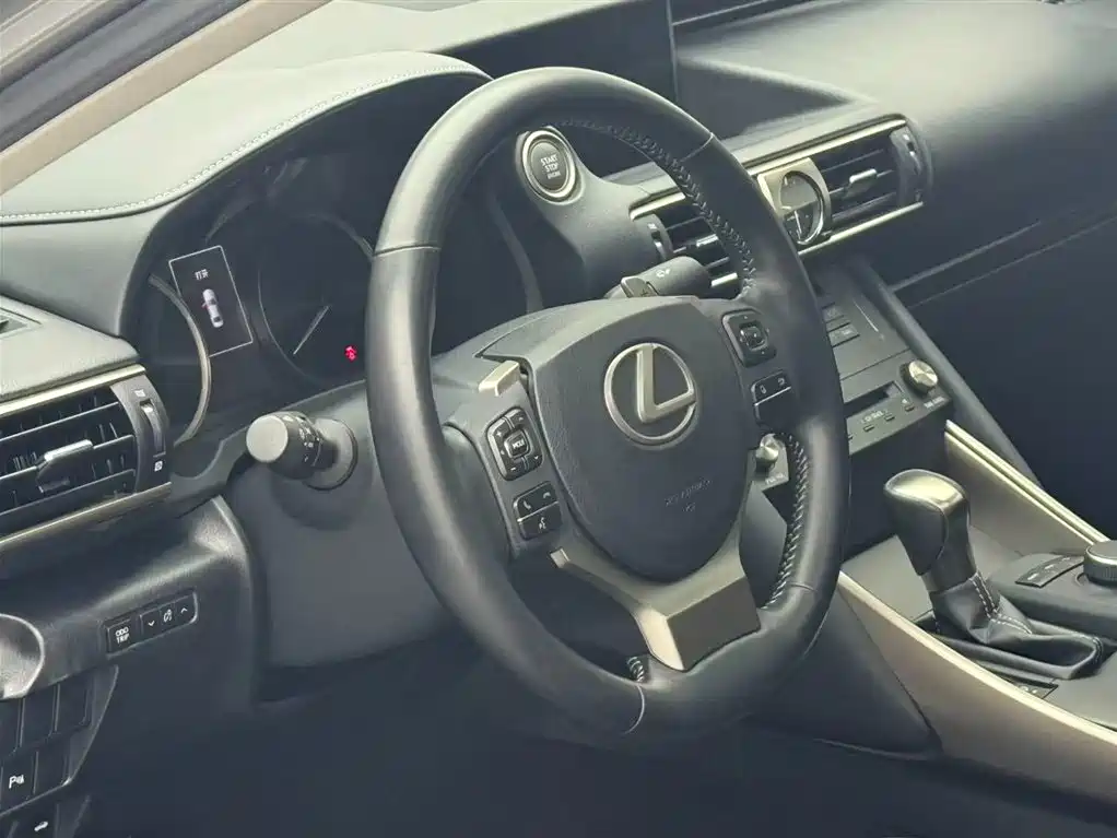 Lexus IS 2017 300 Leading Edition фото 10