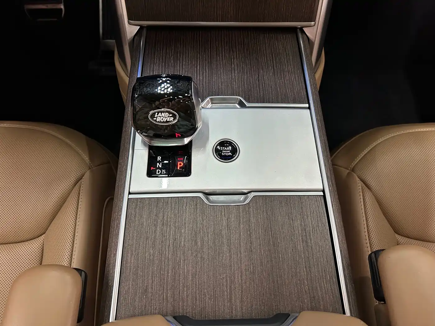 Land Rover Range Rover 2024 3.0 L6 400PS Golden Age Extended 7-Seater фото 28