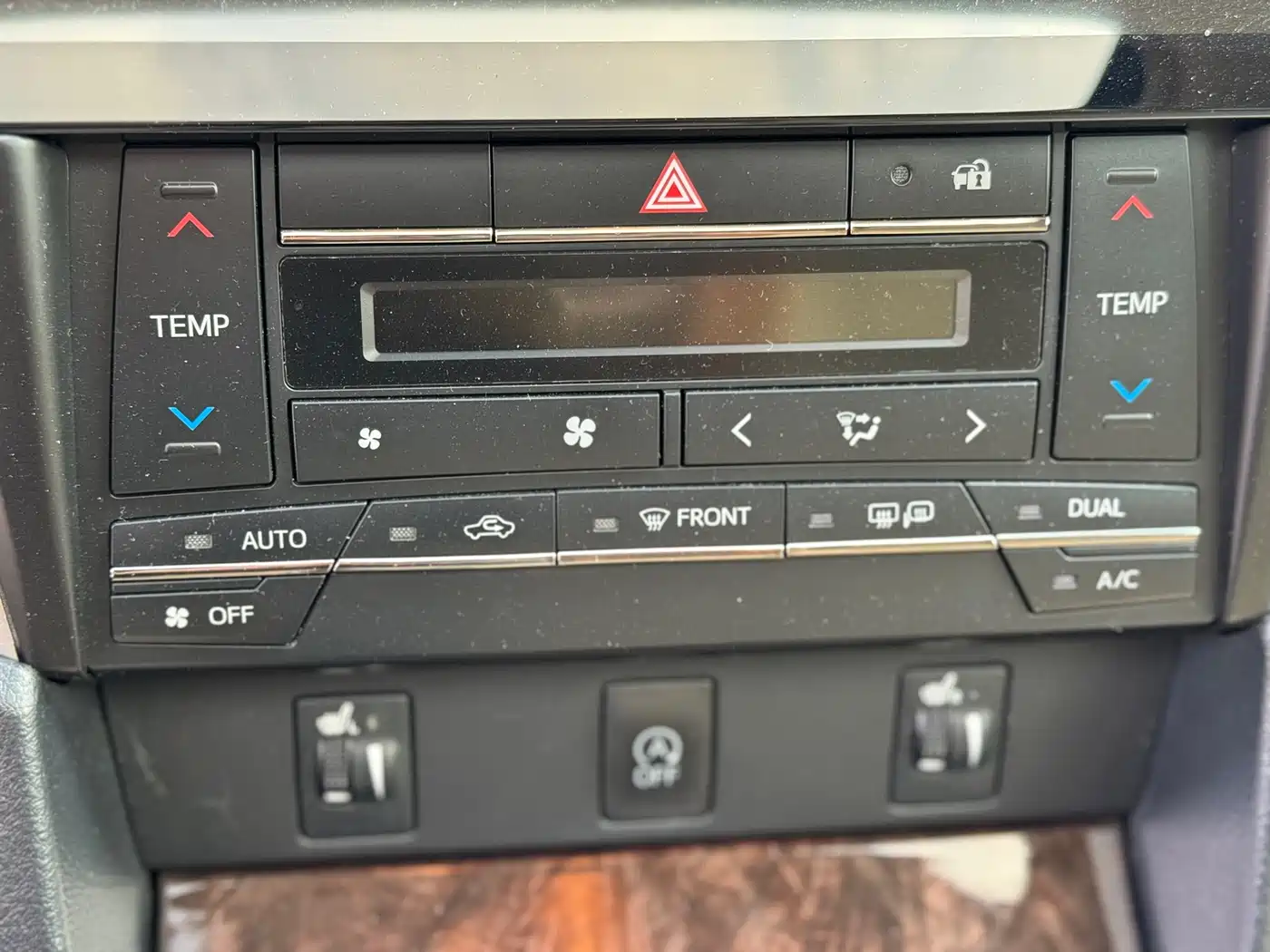 Toyota Camry 2016 2.0G 10th Anniversary Leading Edition фото 17