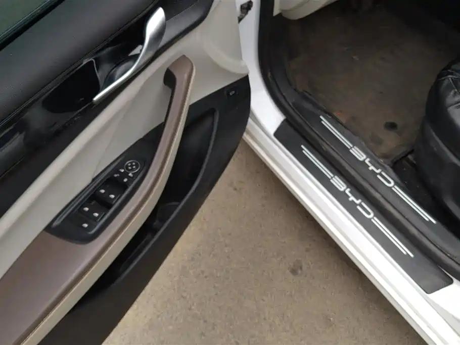BYD Qin PLUS 2024 Glory Edition DM-i 55KM Leading фото 7