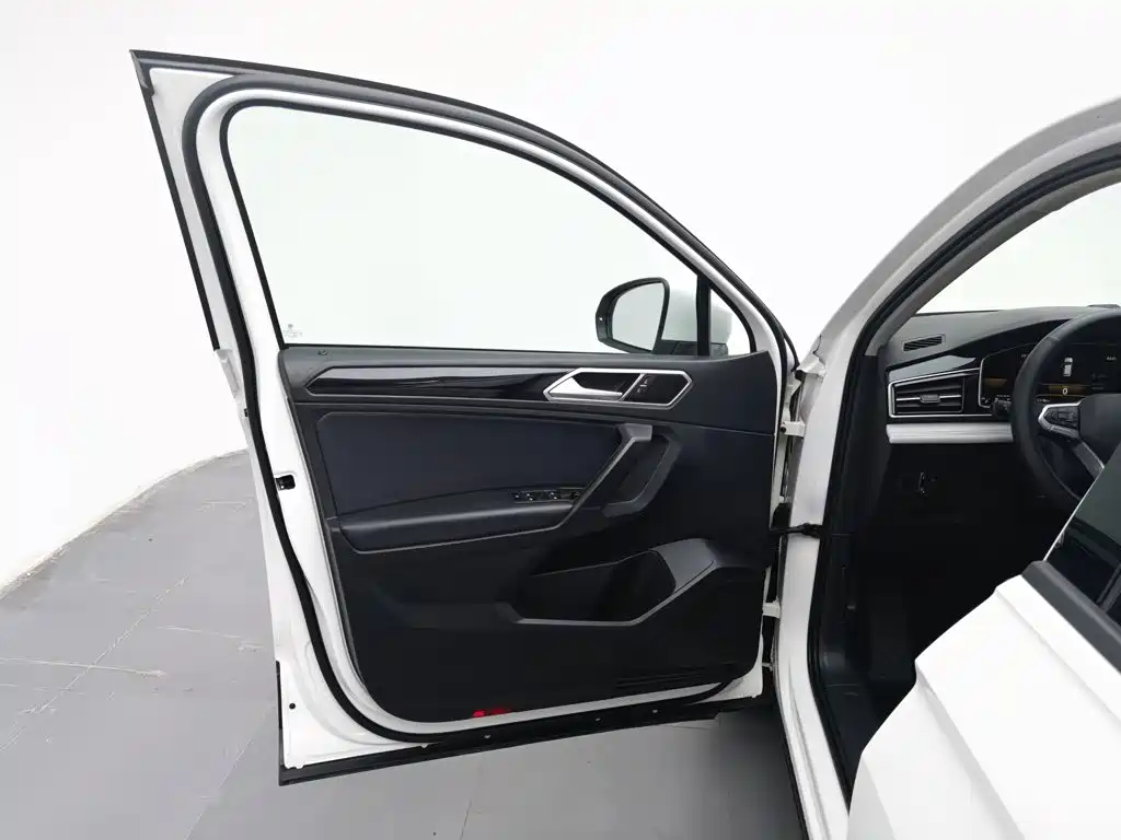 Фото 8 - Volkswagen Tiguan L