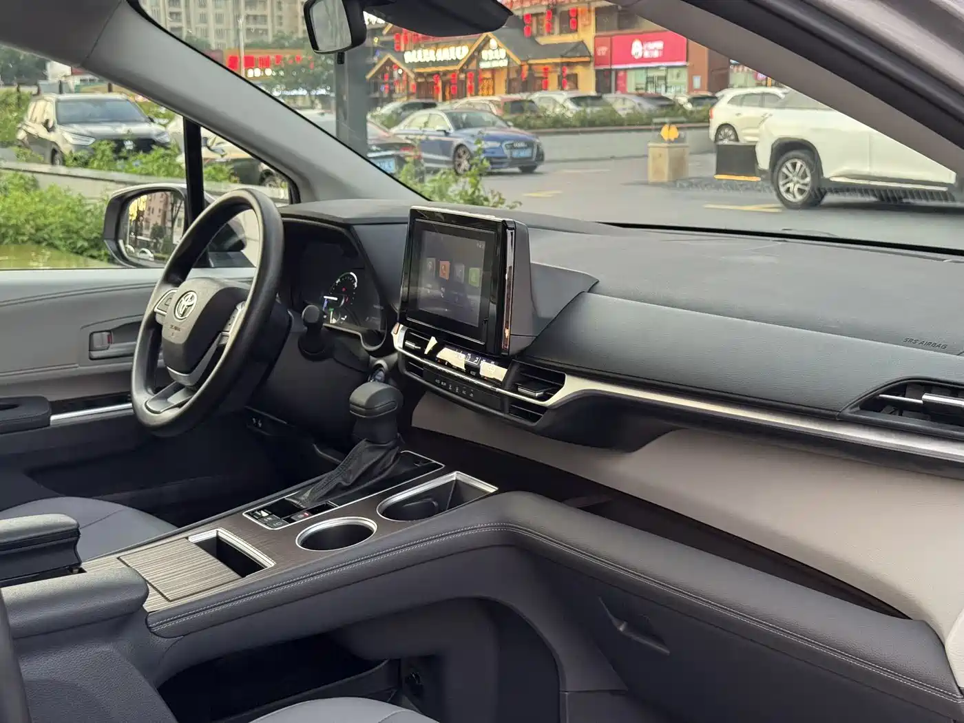 Toyota Granvia 2023 2.5L Hybrid Comfort Edition фото 14