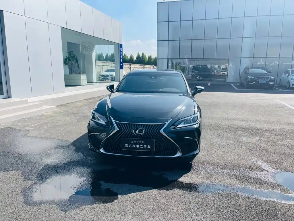 Photo 2 - Lexus ES