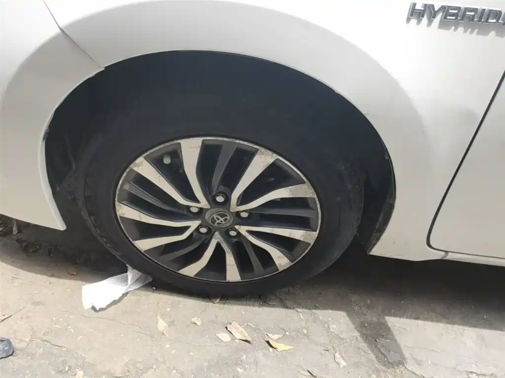 Toyota Corolla 2016 Hybrid 1.8L E-CVT Leading Edition фото 23