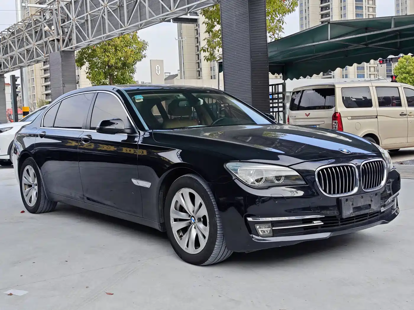 BMW 7 Series 2013 Model 730Li Leading фото 3