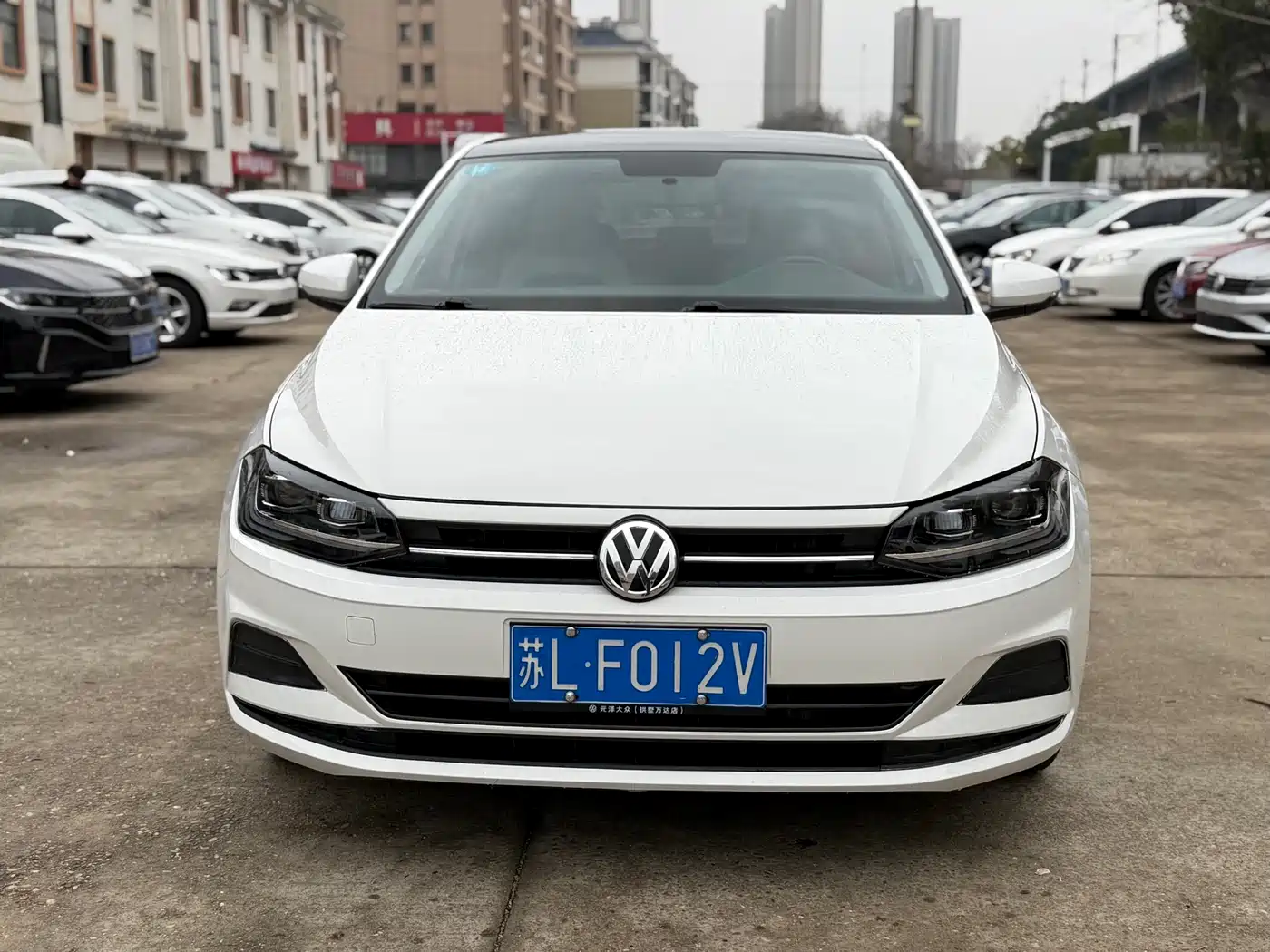 VOLKSWAGEN POLO