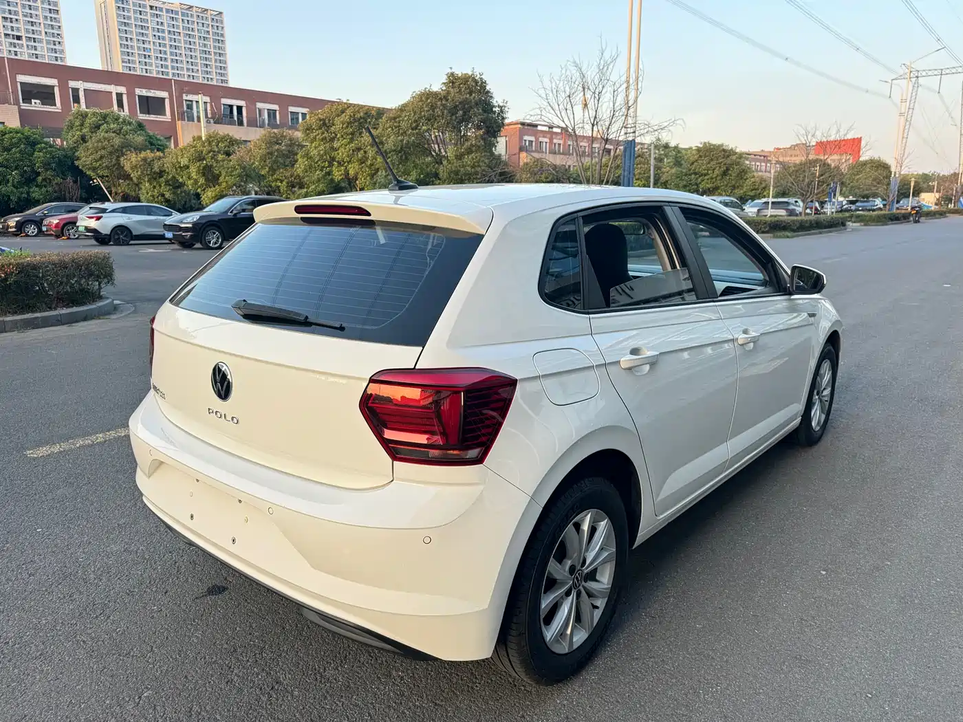 VOLKSWAGEN POLO