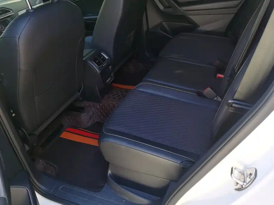 Photo 11 - Volkswagen Tiguan L