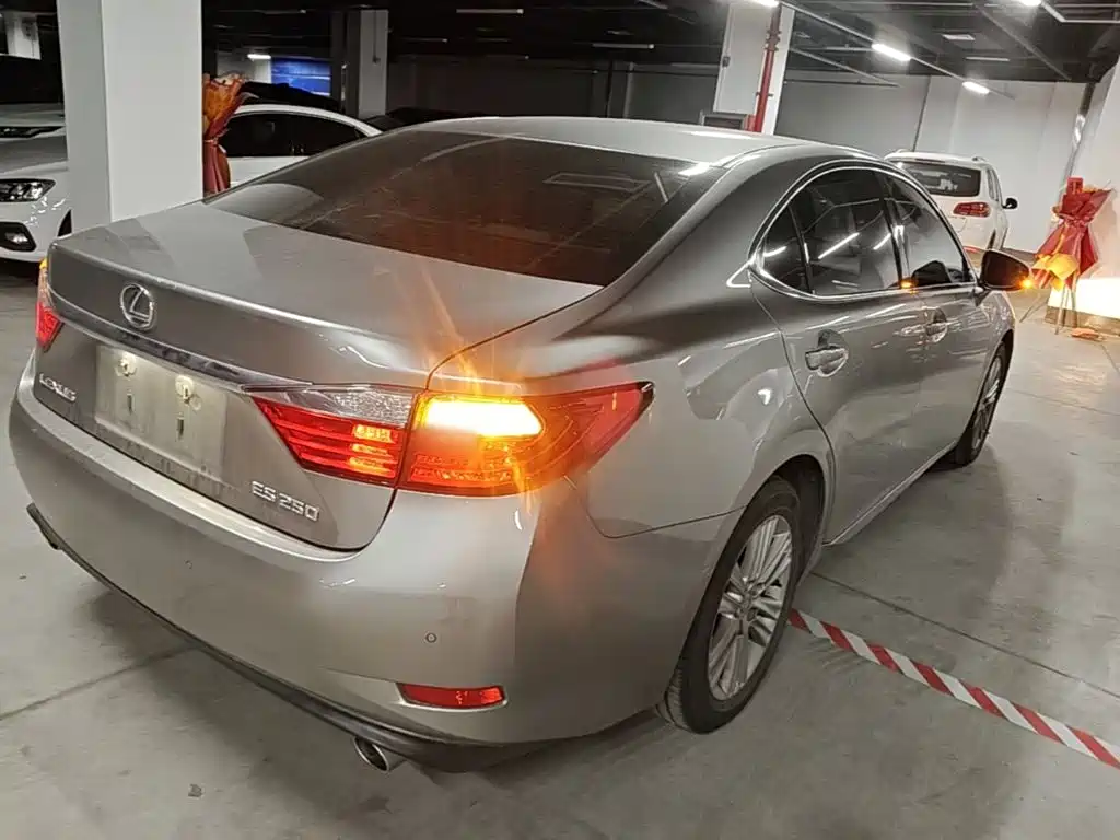Фото 7 - Lexus ES