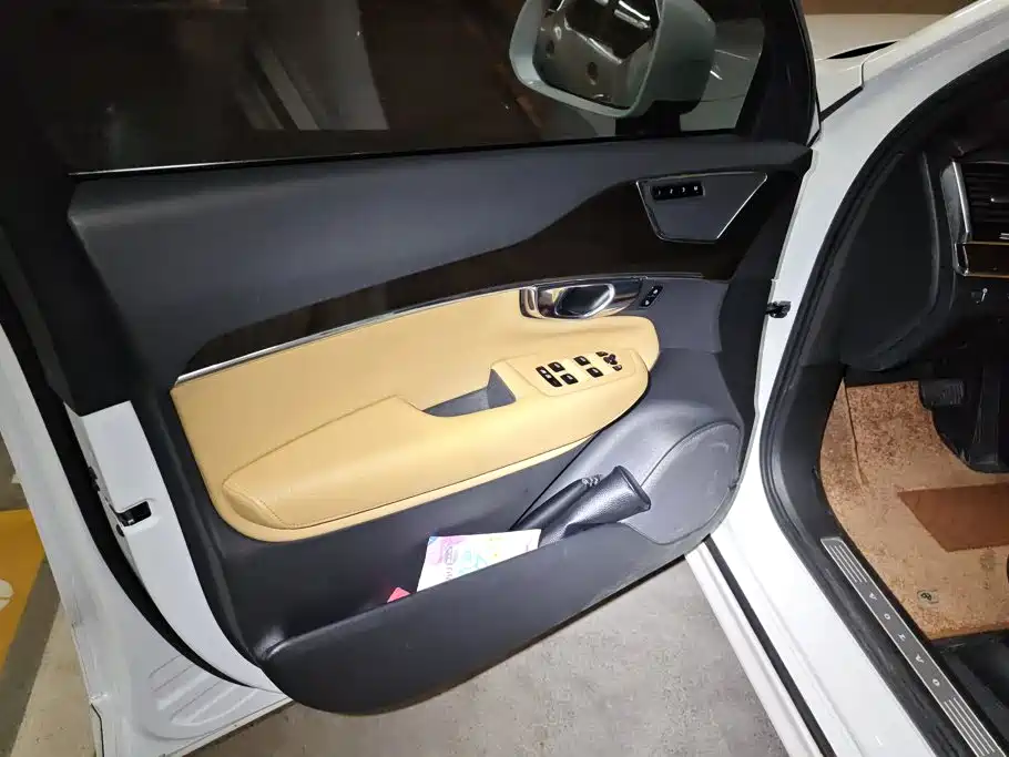 Фото 7 - Volvo XC90