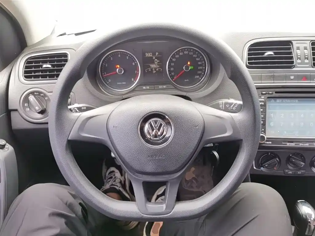 Volkswagen Polo 2014 1.6L Automatic Comfort Edition фото 11