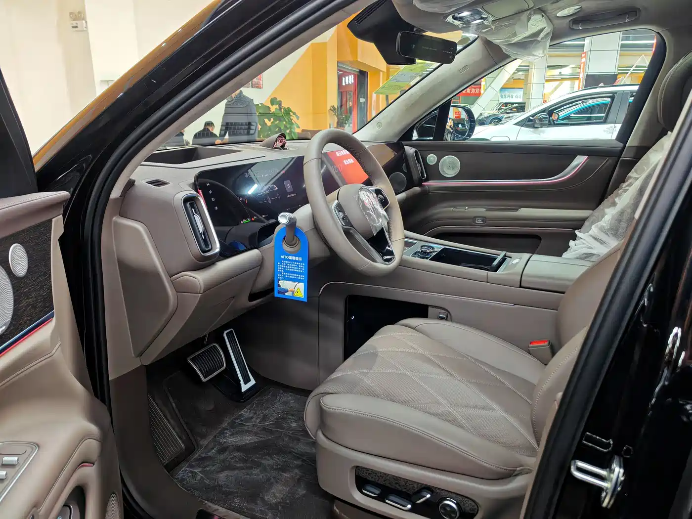 AITO Wenjie AITO M9 2025 Extended Range Ultra 52kWh 6-Seater фото 2