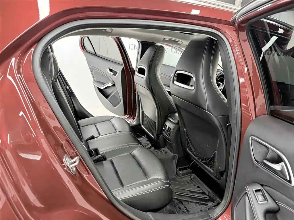 Mercedes-Benz GLA 2018 GLA 200 Dynamic фото 14