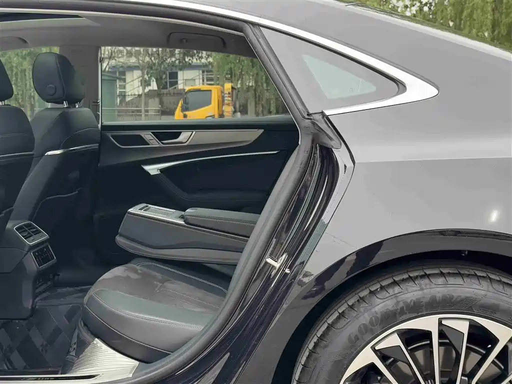 Audi A7L 2024 45 TFSI Luxury фото 7