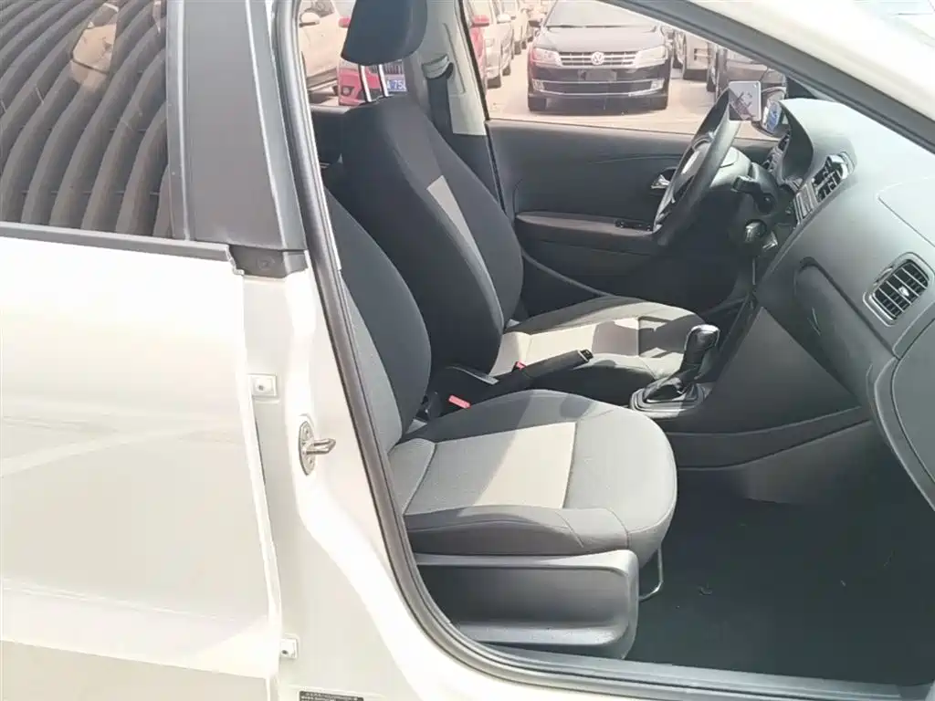 Volkswagen Polo 2016 1.4L Automatic Trend фото 25