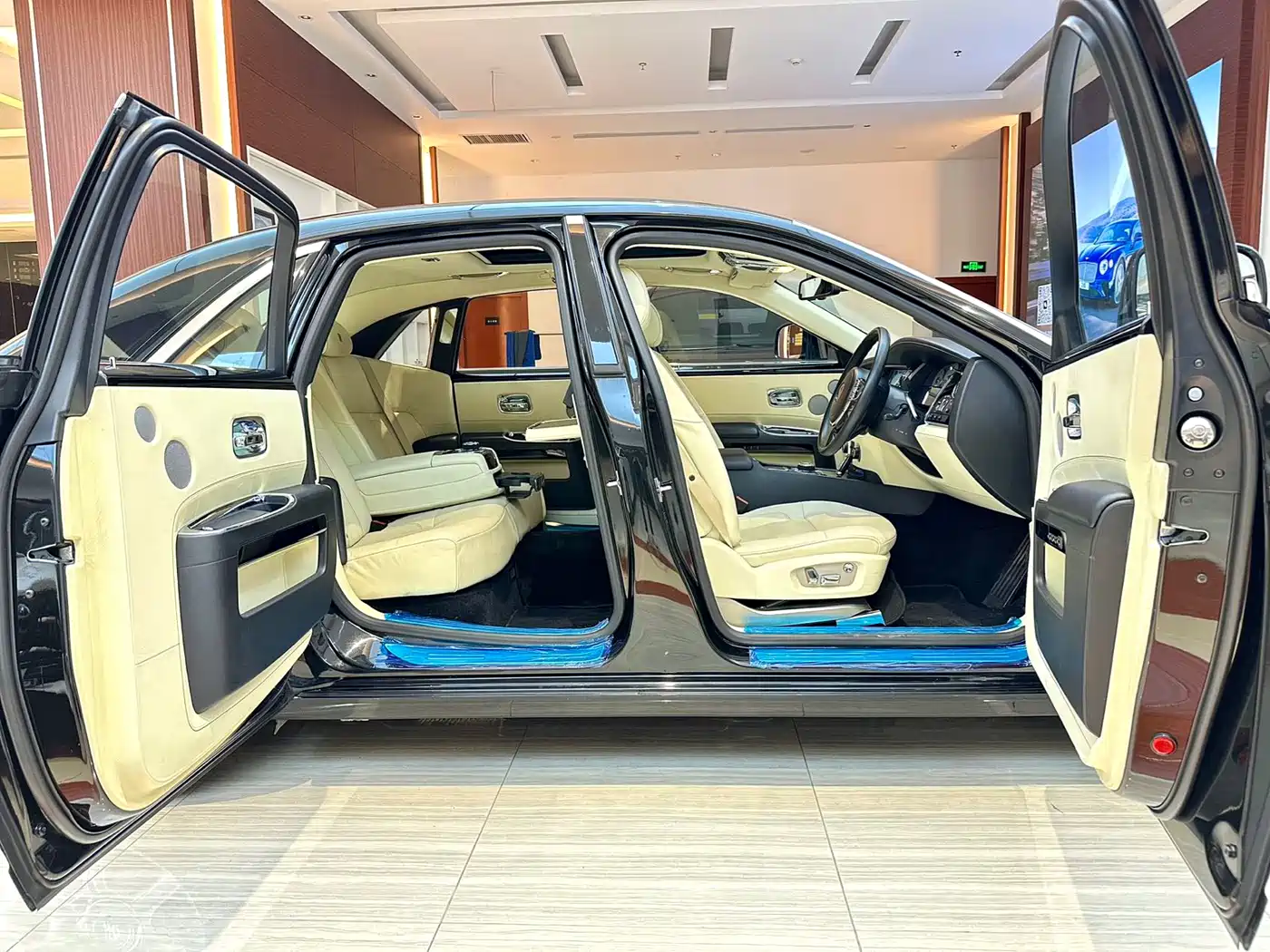 Rolls-Royce Ghost 2010 Model 6.6T Standard фото 11