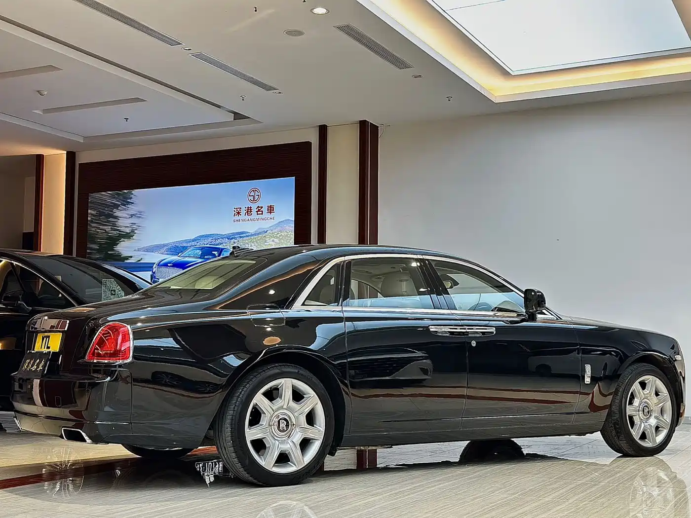Rolls-Royce Ghost 2010 Model 6.6T Standard фото 3