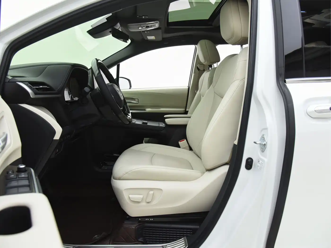 Toyota Sienna 2024 2.5L Hybrid 4WD Premium Edition фото 4