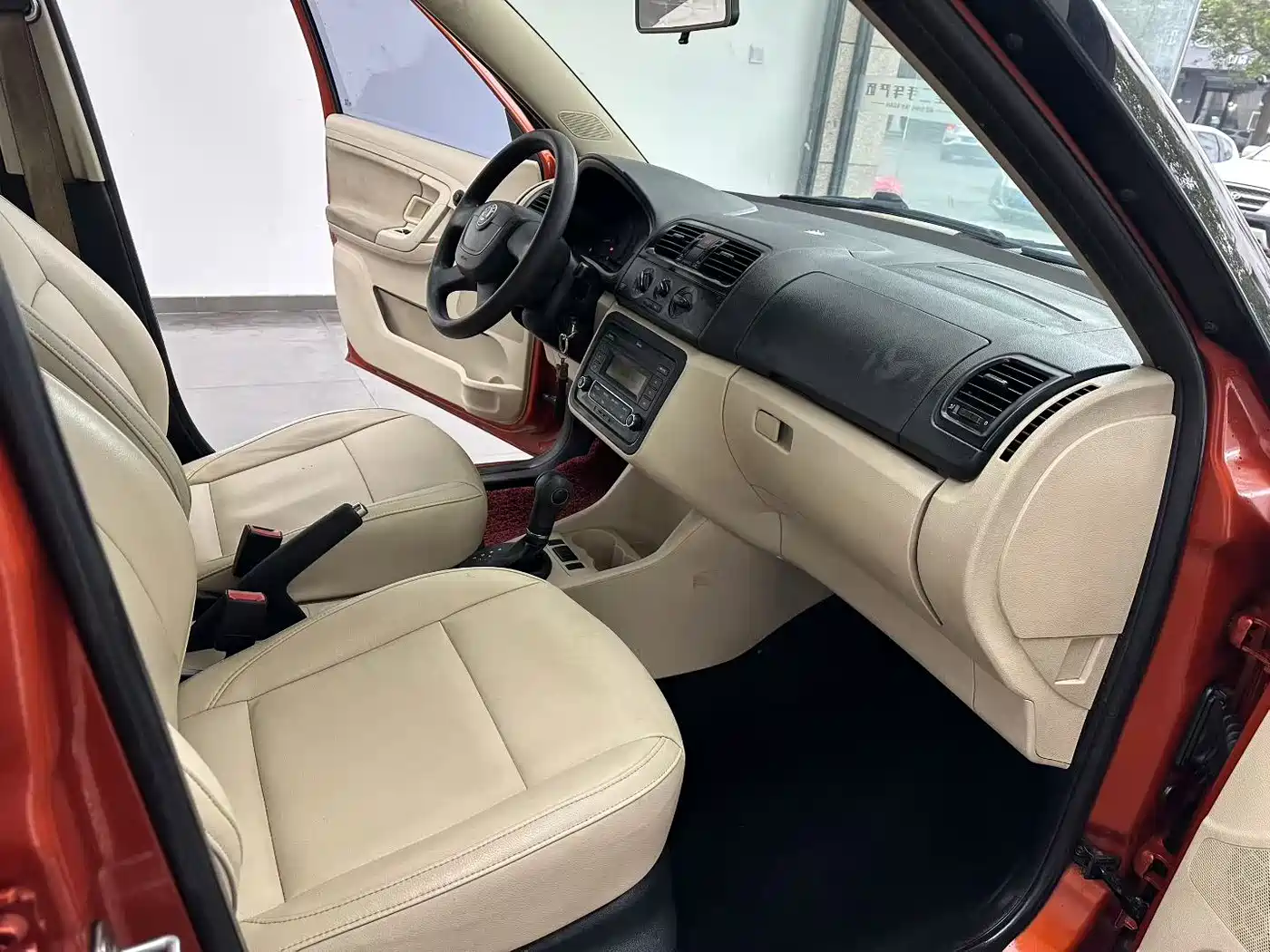 Škoda Fabia 2012 1.4L Automatic Crystal Edition фото 4