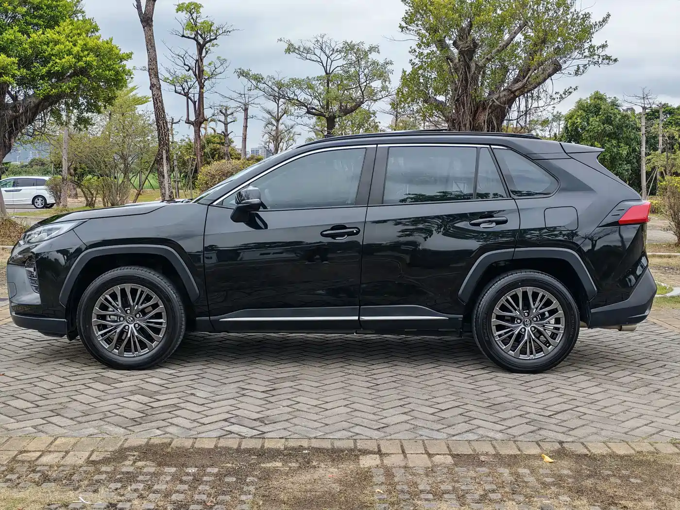 Toyota Wildlander 2024 2.0L CVT 2WD Luxury PLUS Edition фото 3