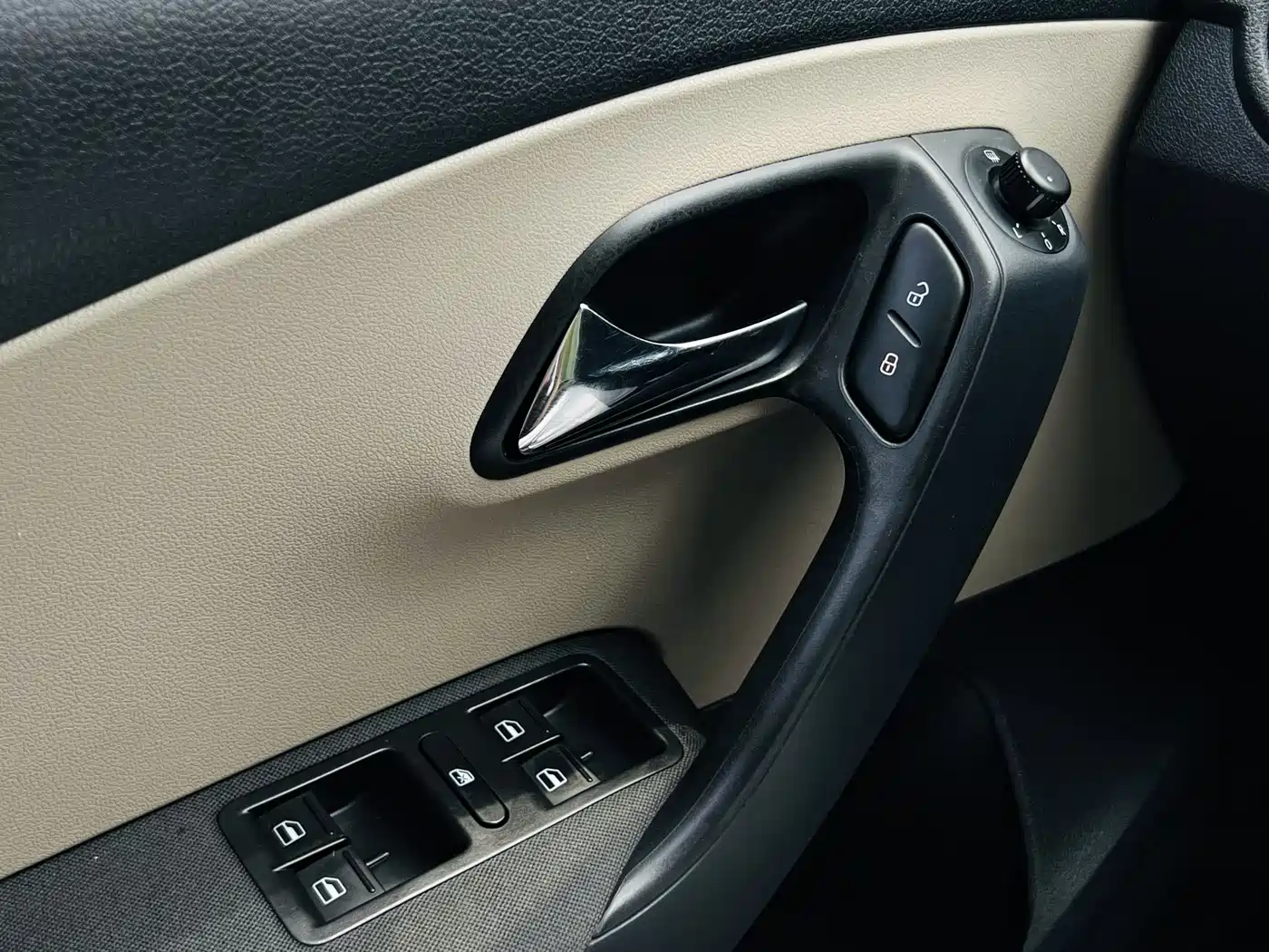 Volkswagen Polo 2012 1.6L Cross Polo AT фото 12