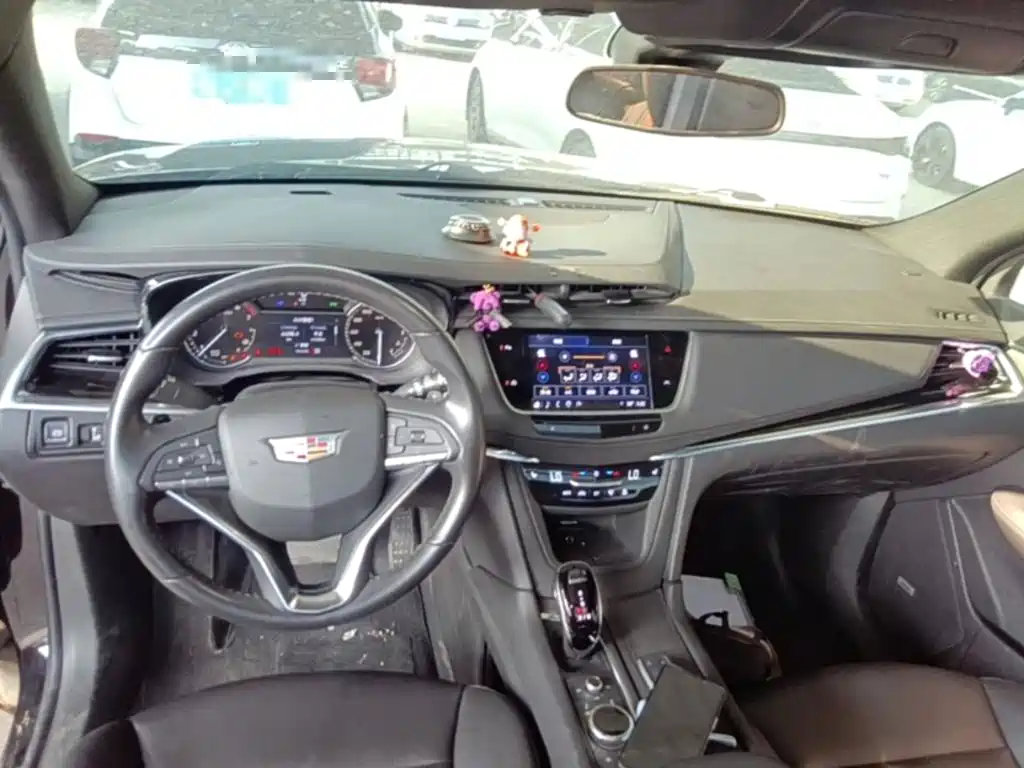 Фото 10 - Cadillac XT6