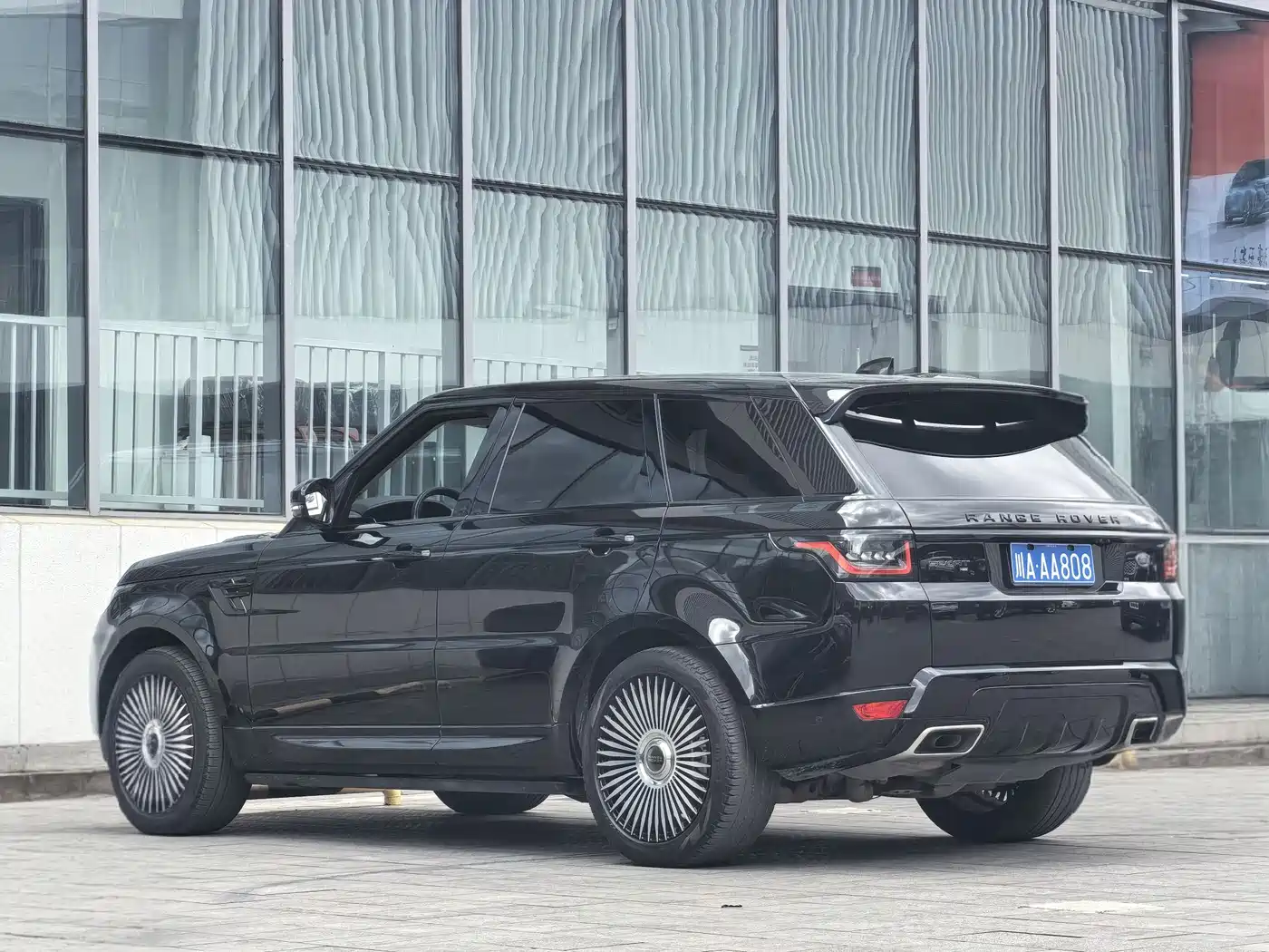 Land Rover Range Rover Sport 2022 3.0 L6 Gloss Black Edition фото 6
