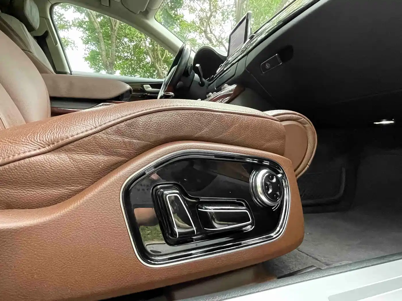Audi A8 2013 A8L 30 FSI Comfort фото 24