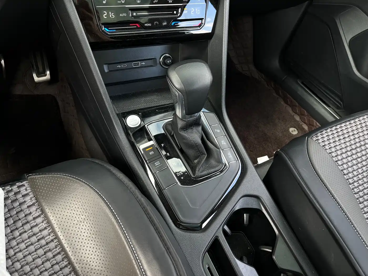 Volkswagen Tiguan L 2023 Facelift 330TSI Auto FWD R-Line Premium фото 10