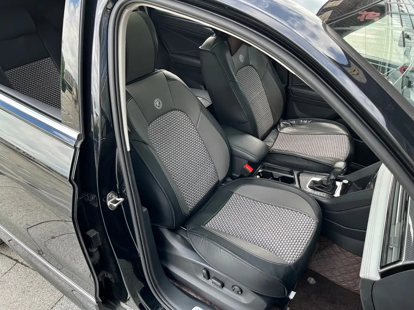 Volkswagen Tiguan L 2023 Facelift 330TSI Auto FWD R-Line Premium фото 18