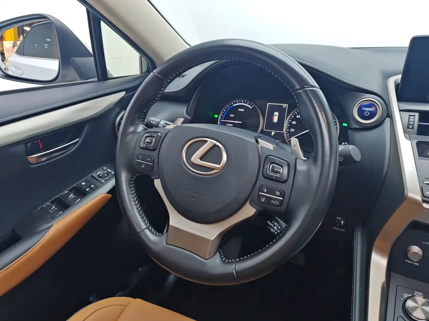 Фото 16 - Lexus NX